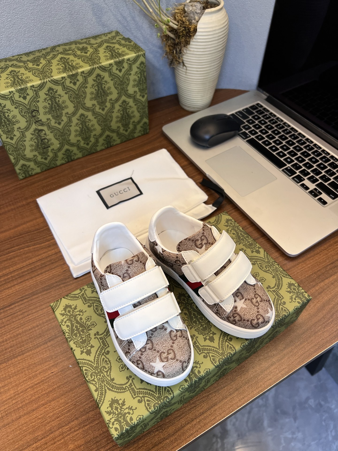 Children's shoes child